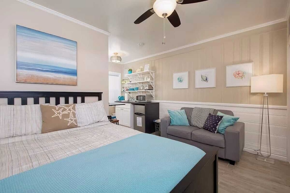 Steps to Newport Harbor, Balboa Fun Zone + Dock Access Edgewater Studios
