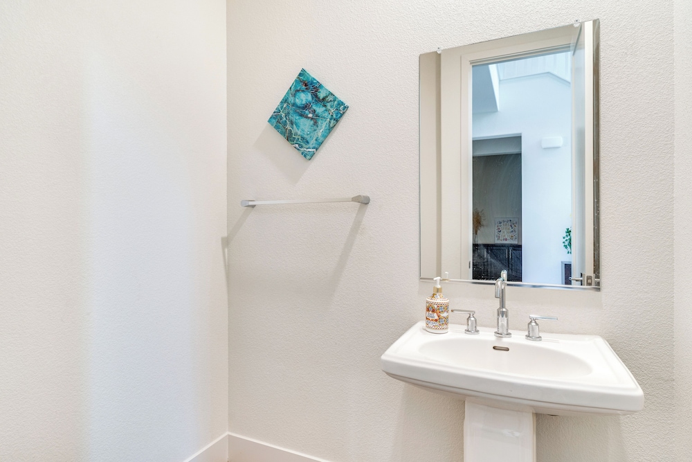 Pool Paradise: Spacious Tracy Home w/ Yard!