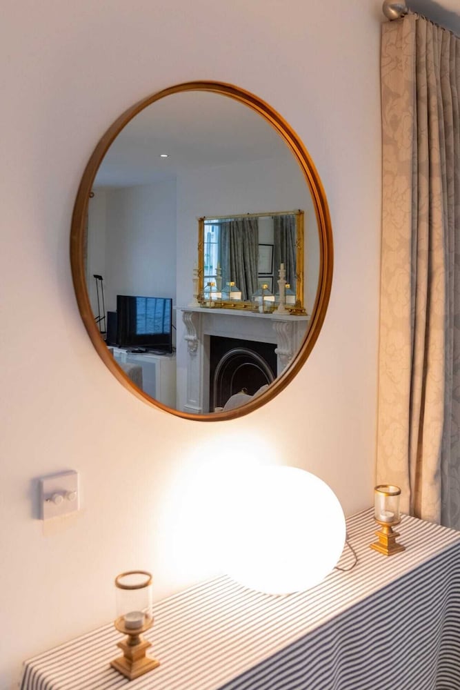 Elegant 2BD Flat 5 Mins to Kensington Gardens!