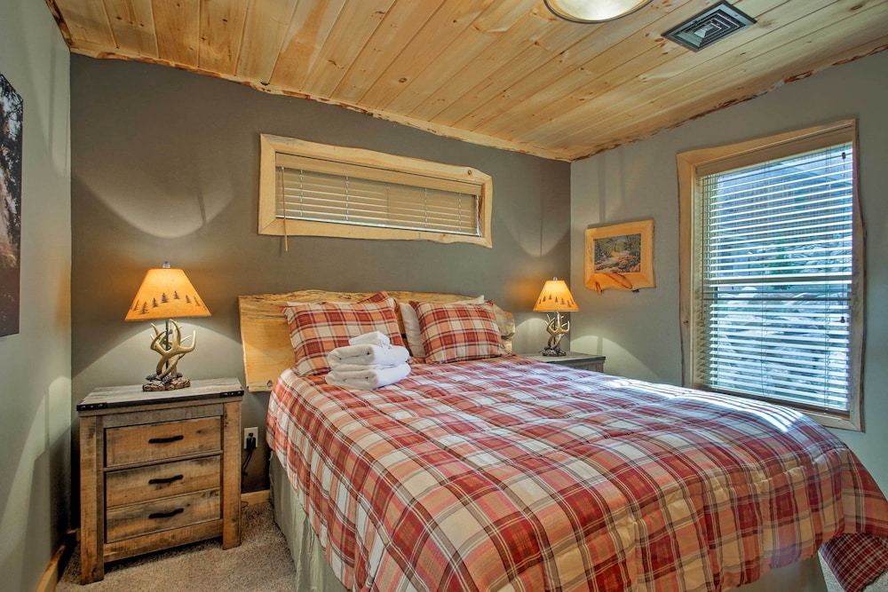 Timber Home: Walk to Slopes & N Conway Shops! view 2