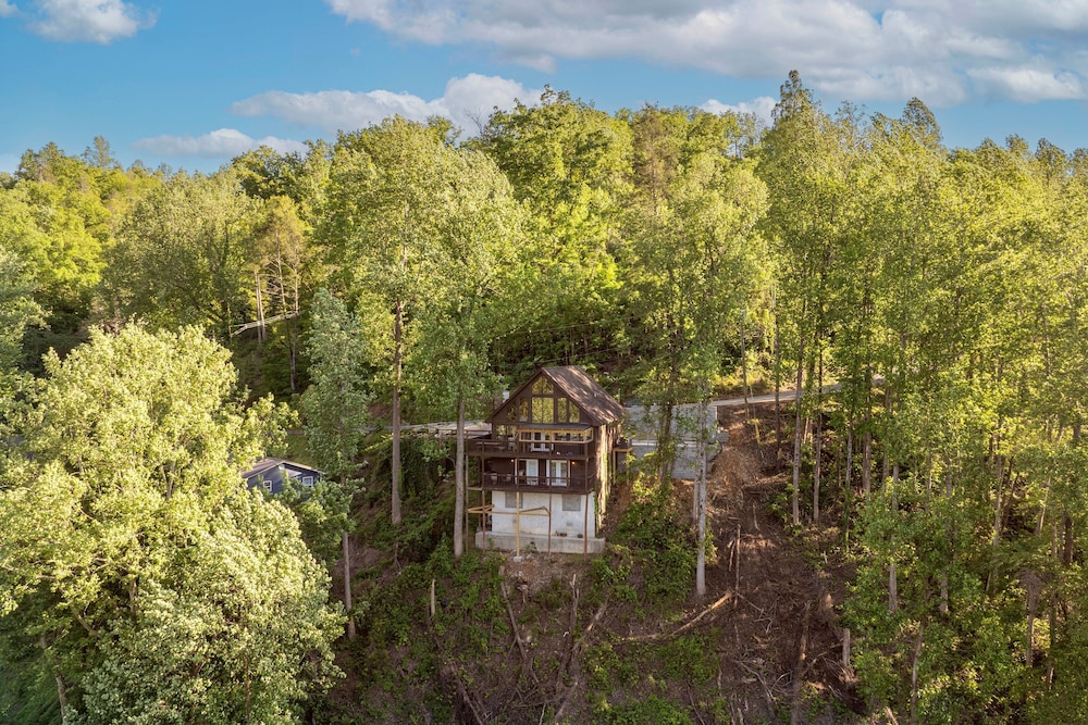 Family Friendly Getaway I Hot Tub In Gatlinburg
