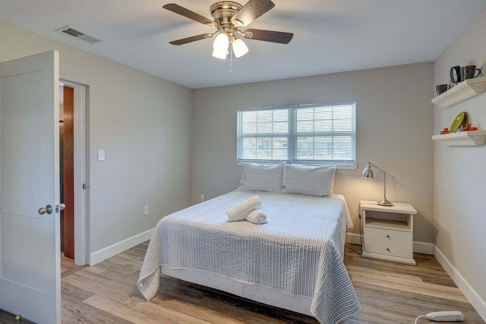 Vibrant Lakeland Home: 1 Mi to Lake Hollingsworth!