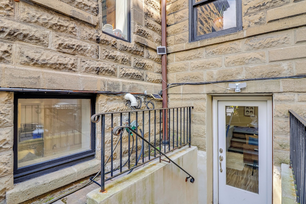 Walk to Hudson River Parks: Recently Renovated Apt