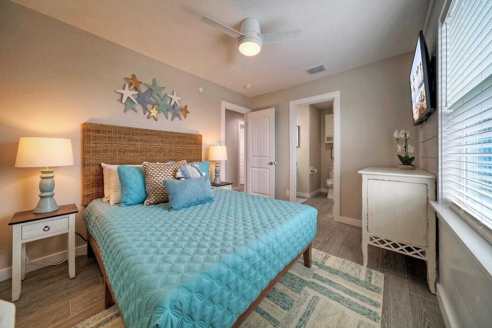 Sleeps 16 2 Homes, Priv Pool, Ping-pong 1block to Alister St. Shops & Dining