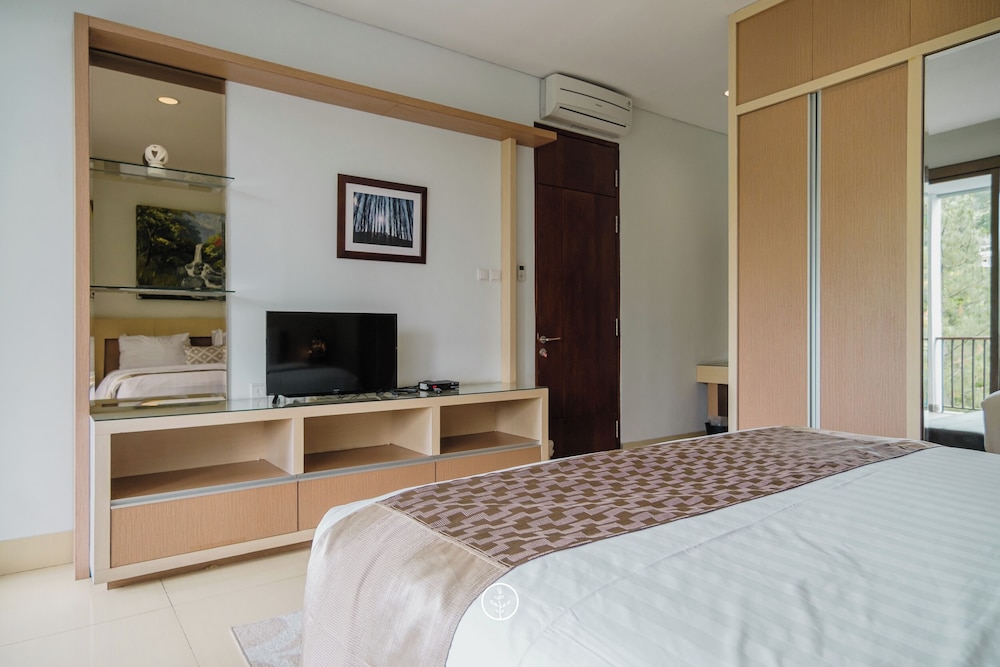 Mentari Hill View 8 BR heated pool and movie room