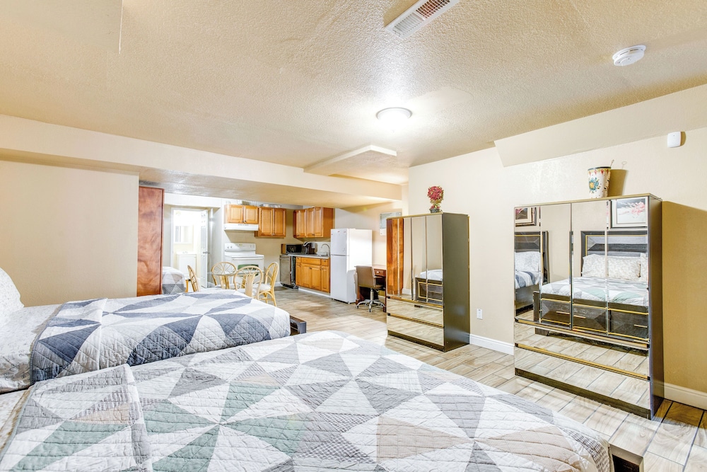 Hike, Explore & More: Aurora Retreat w/ Yard
