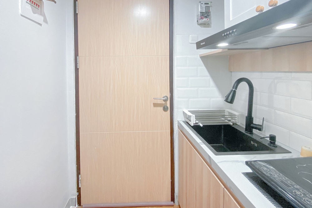 Minimalist And Homey Studio Apartment At The Alton