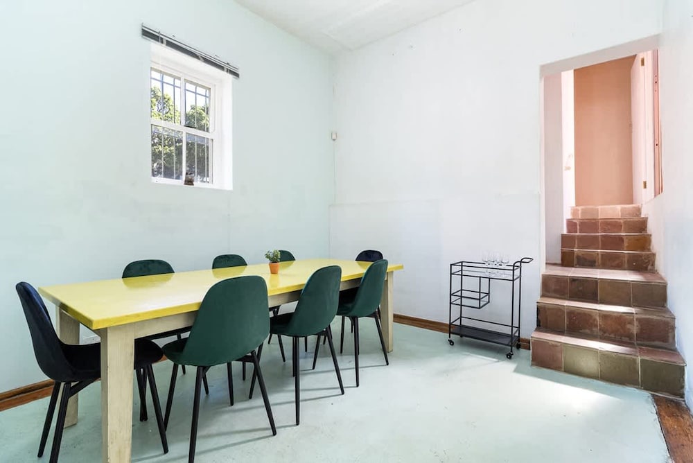 Funky Pet Friendly 2-bedroom Escape Bo-kaap