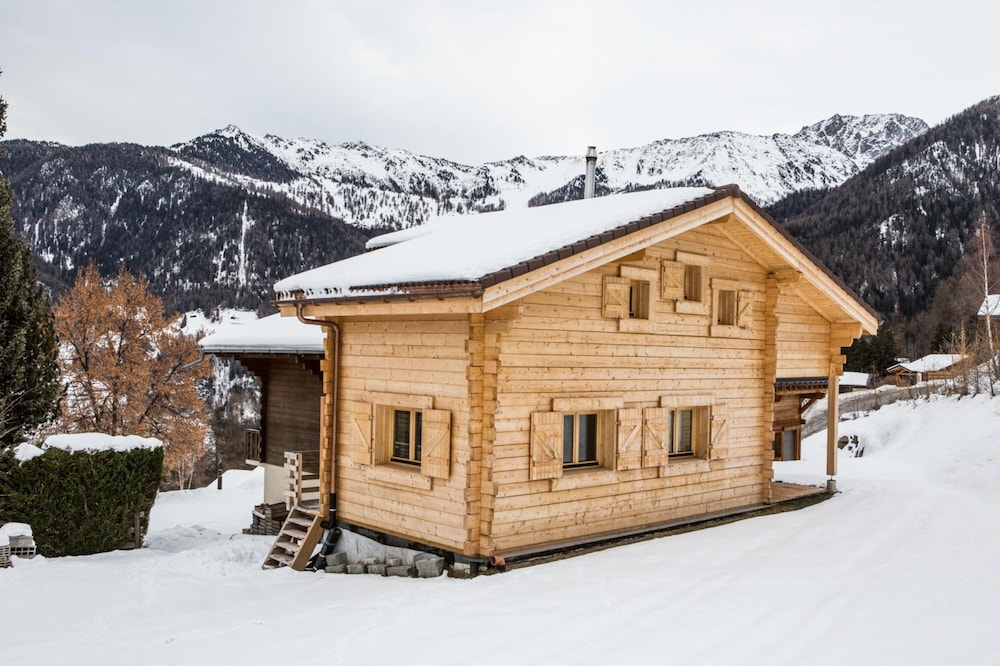 Rosaline - Large and Cosy Swiss Chalet With Beautiful Views