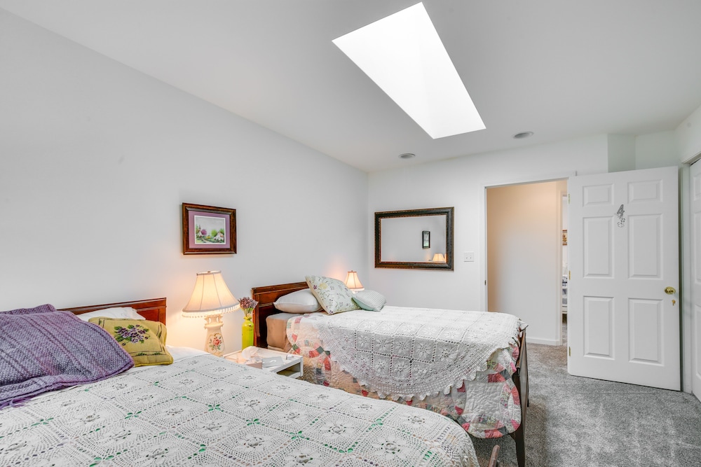 Spacious & Secluded Shook Home w/ Private Hot Tub! view 3
