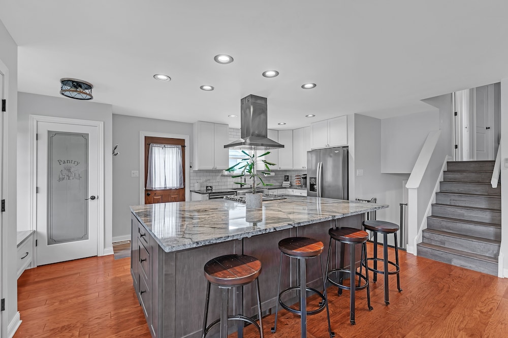 Modern Retreat With Private Pool & Yard 3 Bedroom Home