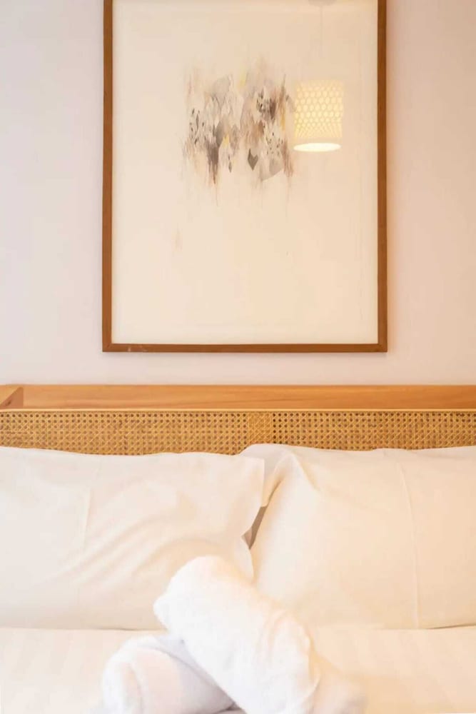 Sunny 1 Bedroom Flat in Quiet St Kilda With Parking