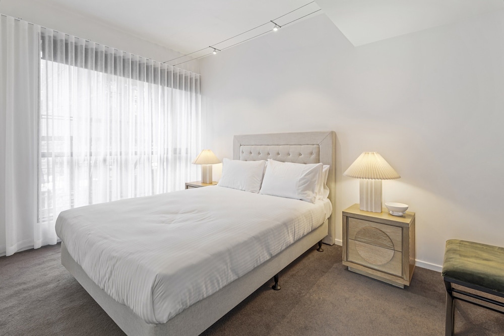 Chic Inner-city Stay With Balcony