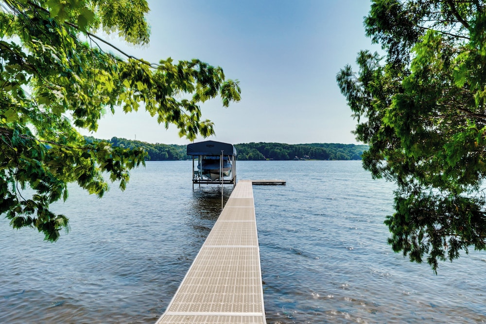 Hamlin Lake Retreat: Spacious Stay for Groups!