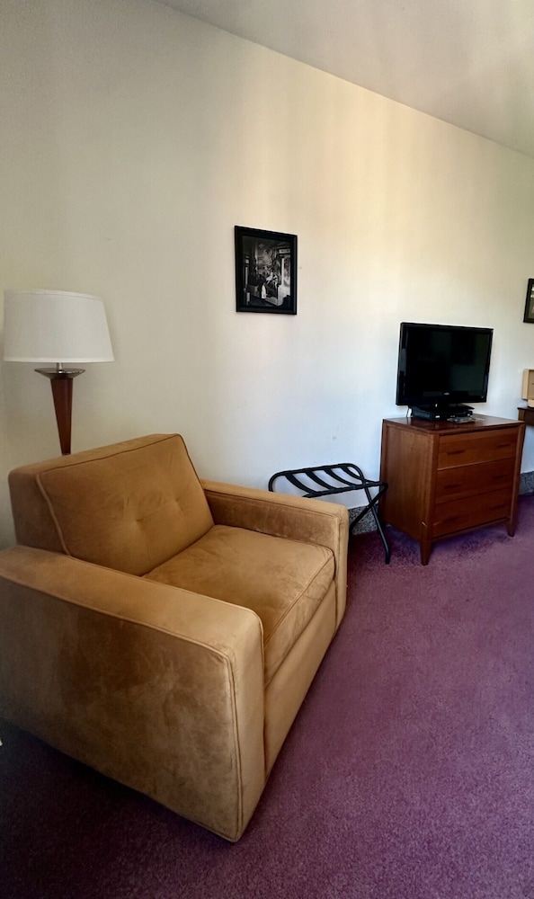 Brattleboro Vacations - Latchis Hotel - Property Image 48