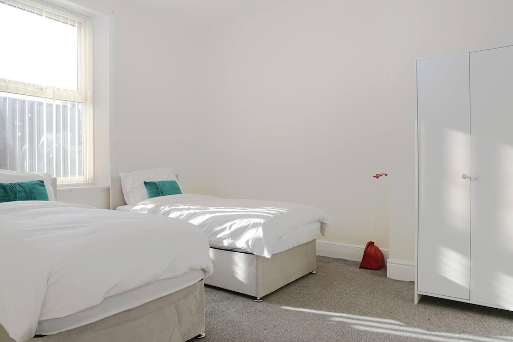 Stunning 5-bed House in Newcastle Upon Tyne view 3