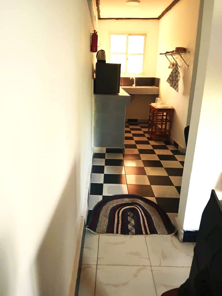 zanzllywood hotel and apartments