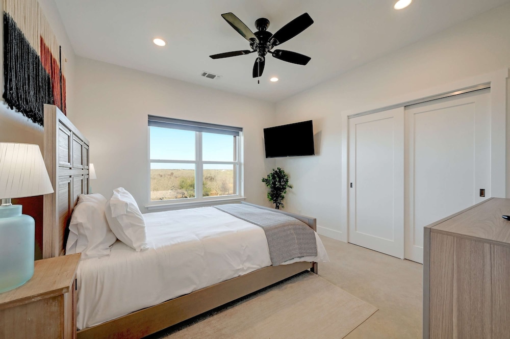 Secluded Hill Country Getaway Stunning Views Fire Pit 15 Min to Main Street 12 Guests