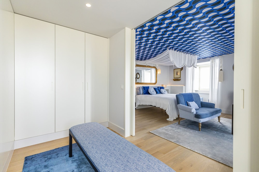 Chiado Rooftop Apartment by Cadenzalux
