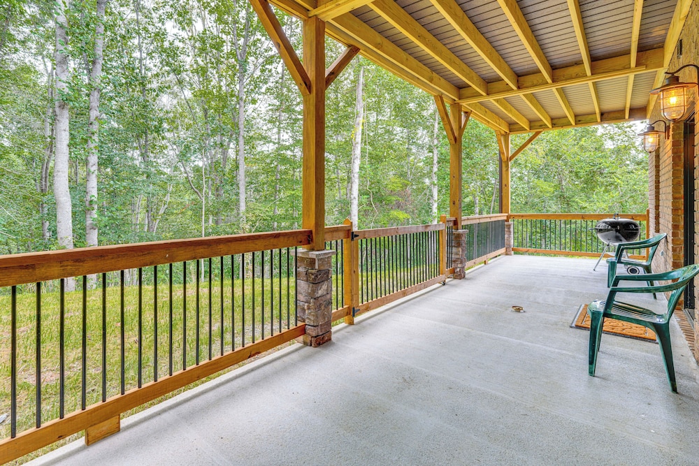 Long-range Views: Blue Ridge Mtn Cabin w/ 3 Decks