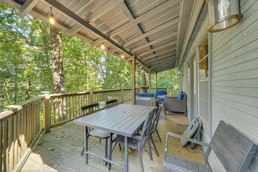 3 Mi to Beavers Bend State Park: Hot Tub Hideaway!