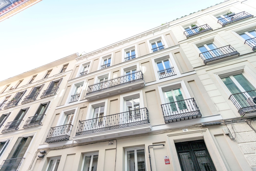 Lovely 2-bedroom Apartment in Exclusive Area of Madrid Madrazo V