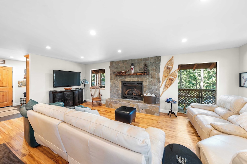 Secluded Incline Village Stay w/ Deck Near Diamond Peak & Lake Cloud 9 and 1/2 by Avantstay