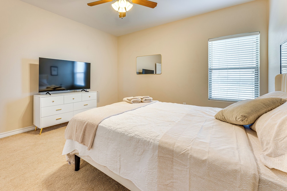 7 Mi to Lake Casa Blanca: Laredo Family Home!