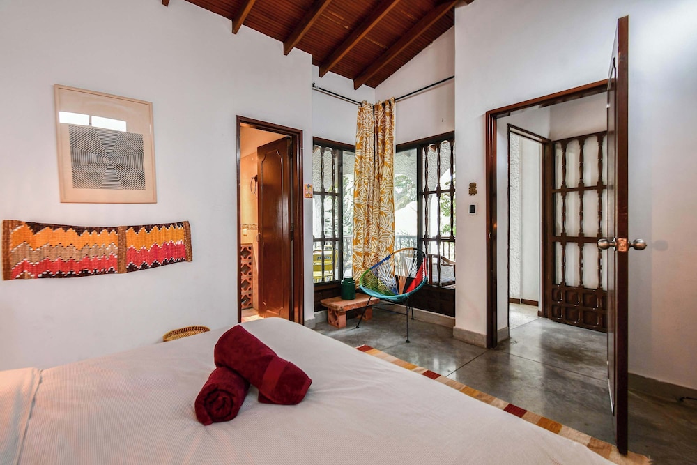 w Bright Colonial 5BR House With Balcony