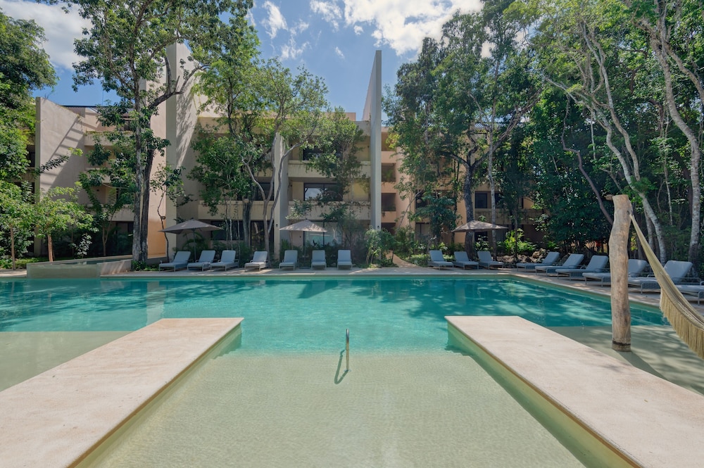 Artra - modern comfort with pool