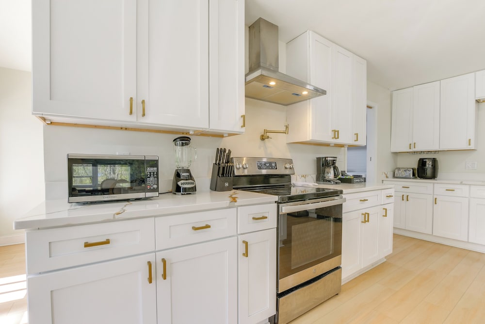 7 Mi to Dtwn Durham: Home w/ Hot Tub & Game Room!