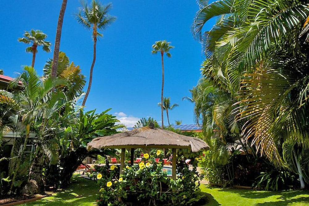 Aina Nalu #i109 2 Bedroom Condo by RedAwning