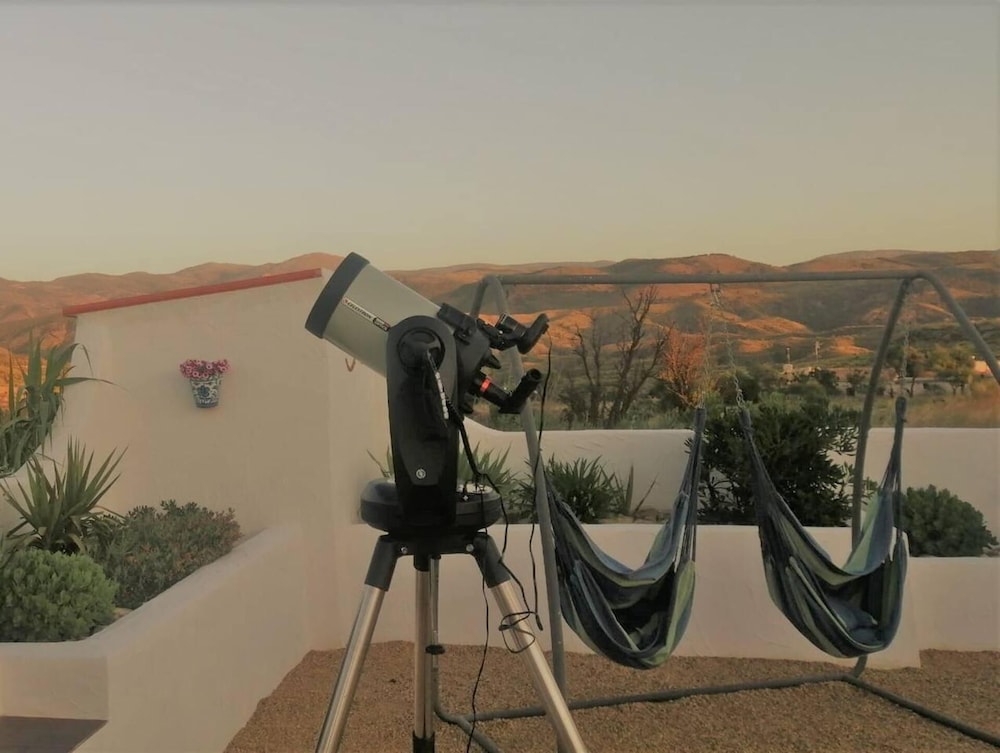 2-bed Villa Sleeps 5 - Private Pool & Free Parking