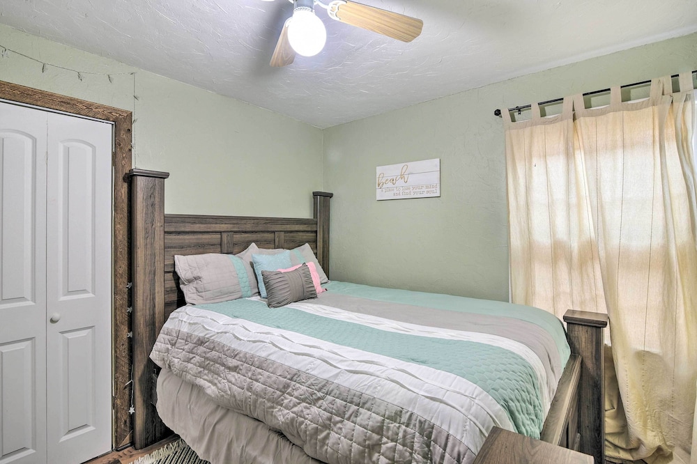 Galveston Group Getaway w/ Private Yard + Fire Pit