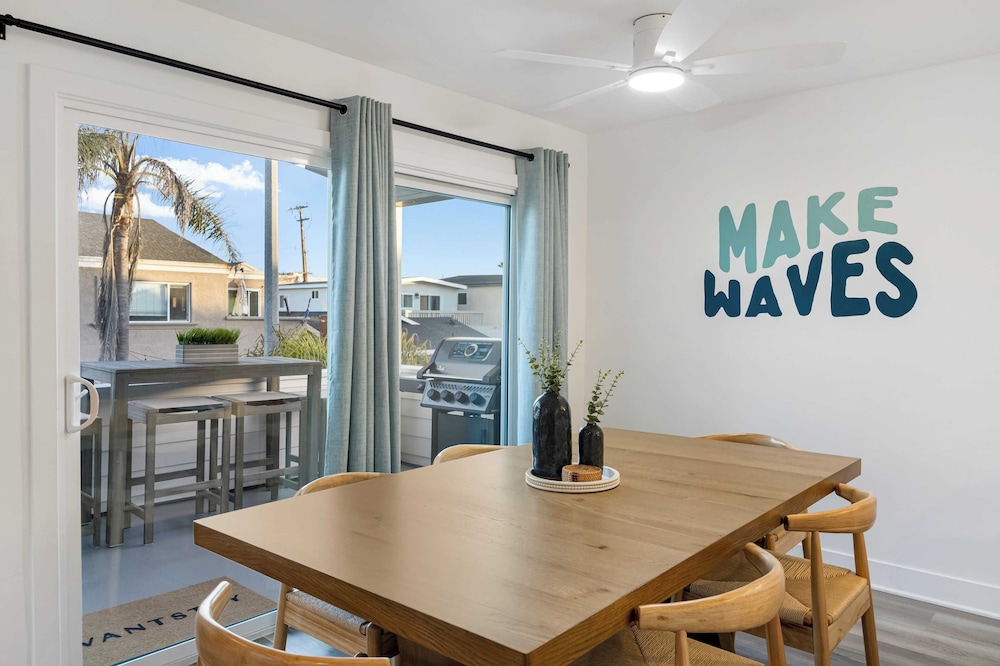 Steps to Sand! 2 Homes in 1 Sleeps 19, Outdoor Space, Walk to Shops & Dining