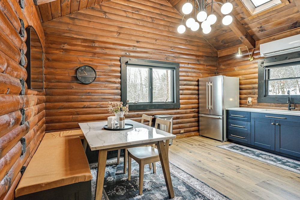 Peaceful Cabin w/ Hot Tub in Dundee: Dogs Welcome