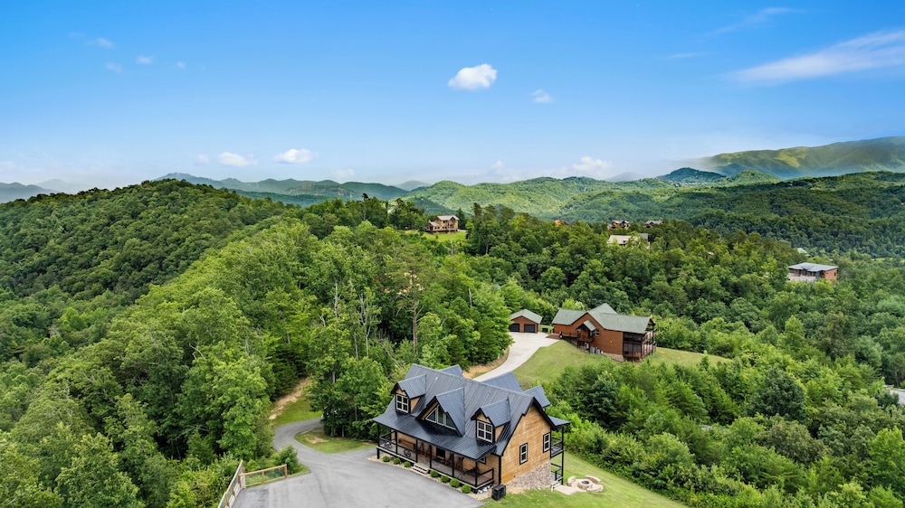Amazing View Cabin w Gameroom Hot Tub Fire Pit