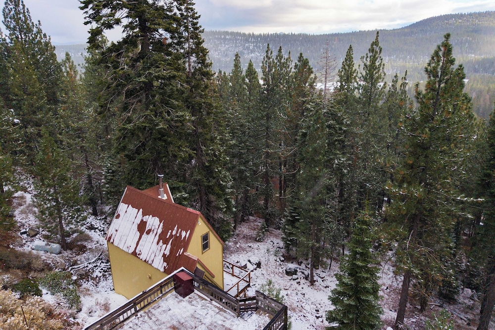 Jeffrey Pines Lofted Cabin, Minutes to Lake A-frame-inspired Design, Deck