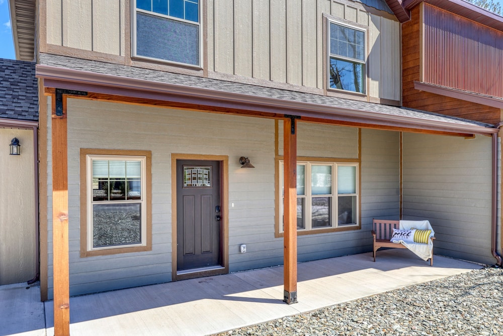 Gold Mining Condo King Bed Modern Comforts