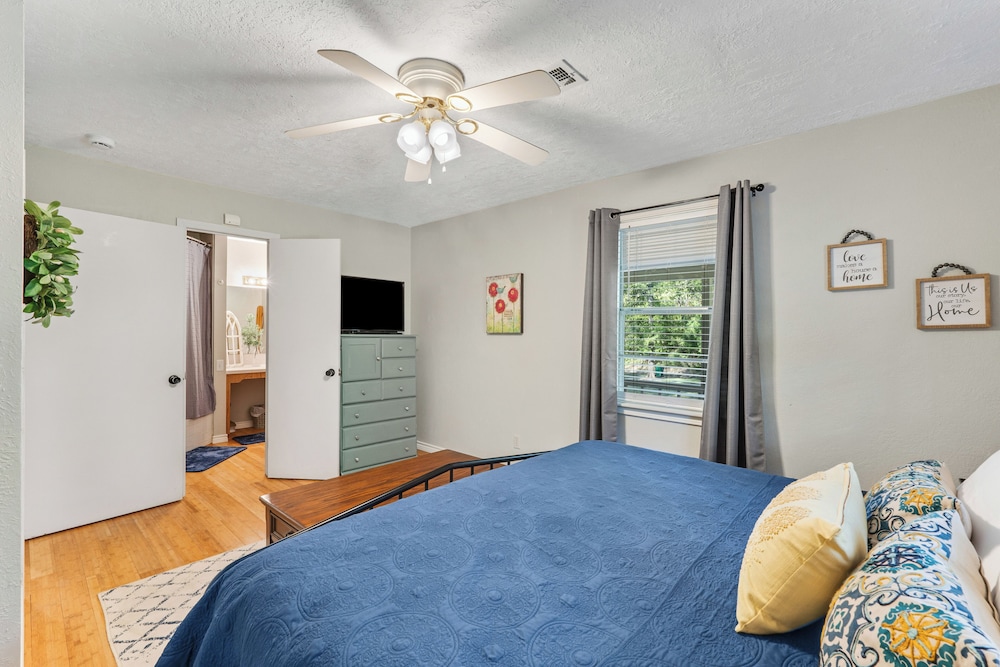 2BR Dog-friendly Home Near Lake w/ Fire Pit