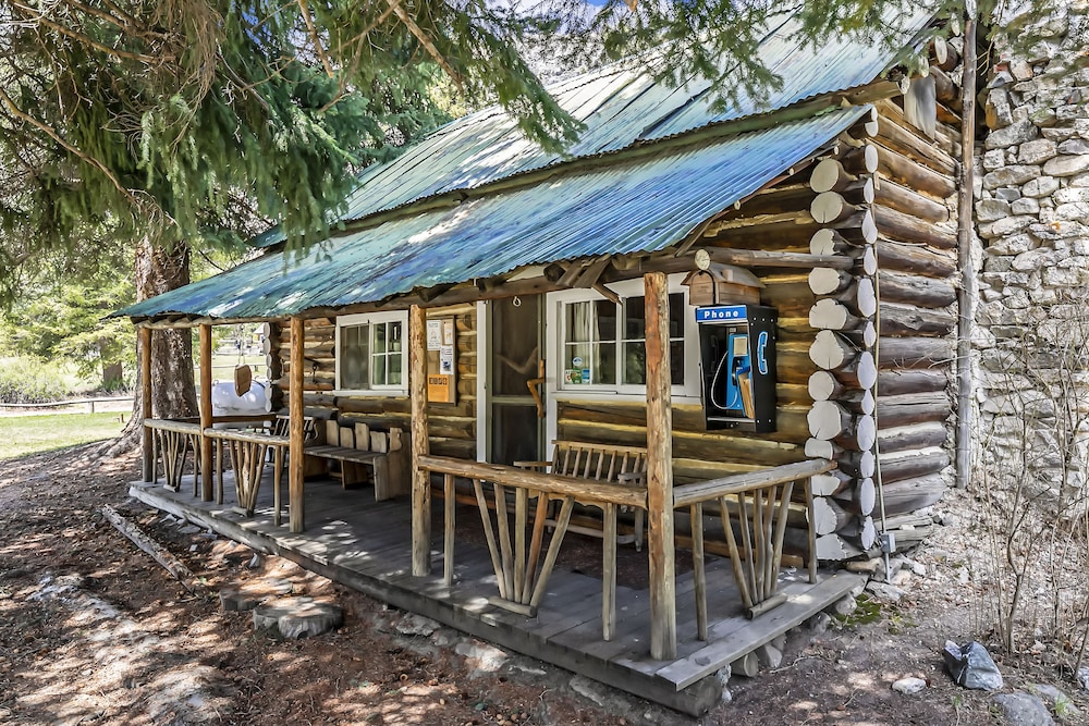Sawtooth Lodge