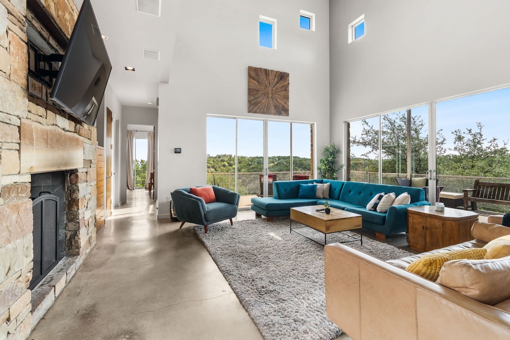 Luxury 7BR Hill Country Gem With Barndominium
