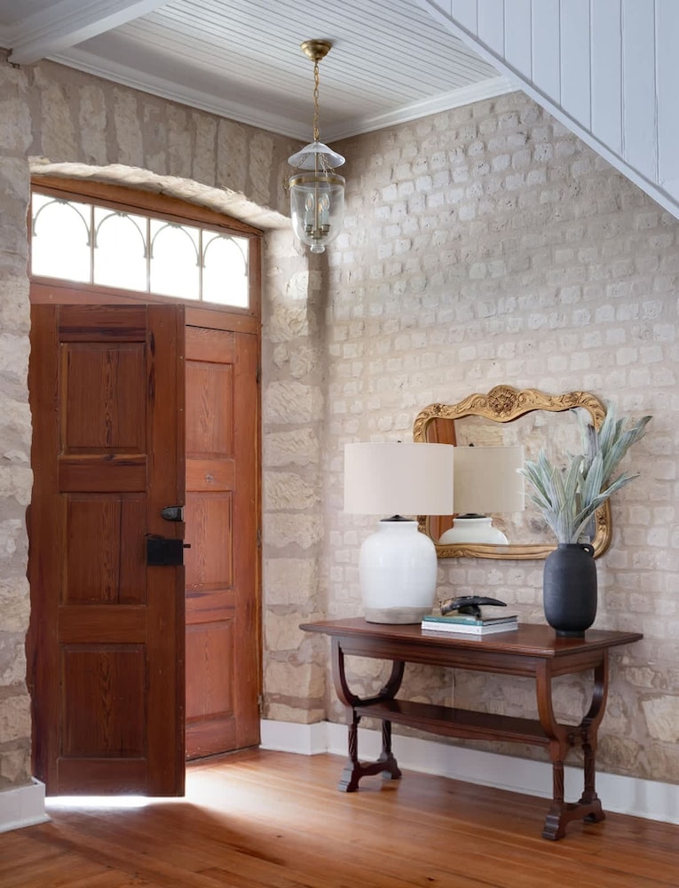 Luxurious Historic 5BR Fredericksburg inn w spa