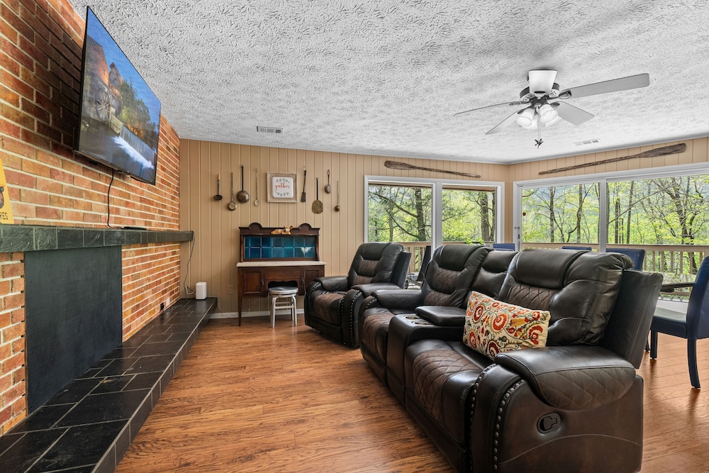 Cosby Mountain Lodge 4 Bedroom Home