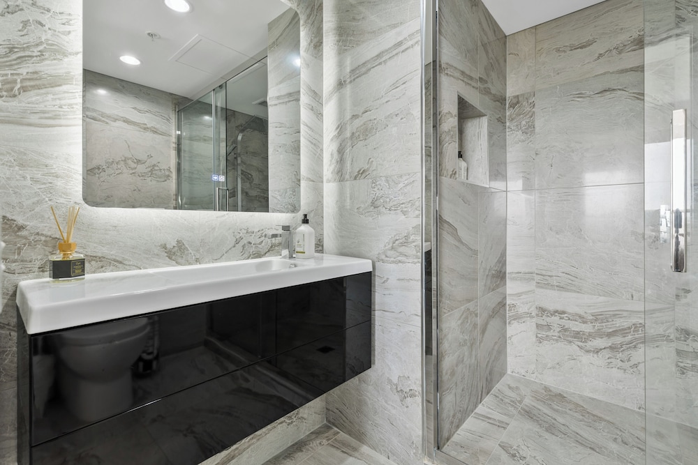 Modern 1BR w Pool/Gym Steps to Beach: Zodiak Stays