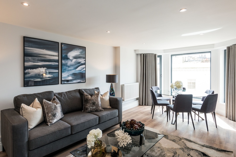 The Carlyle - Elegant Serviced Apartments