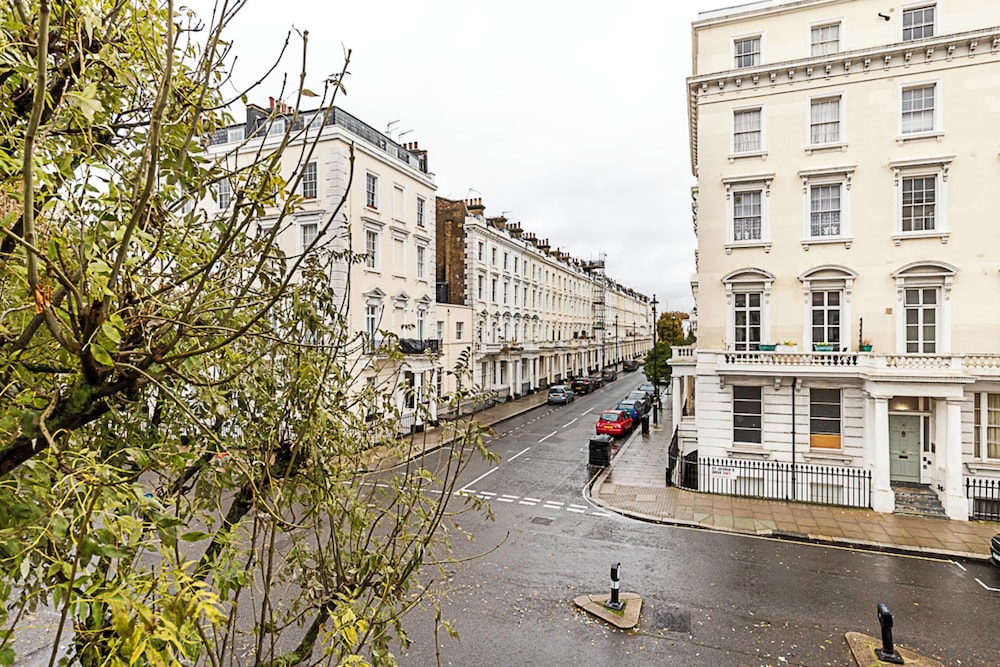 Beautiful Two Bedroom Abode Near Victoria