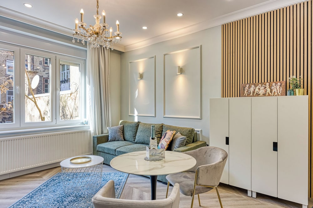 Boutique Downtown Studio with Balcony 1