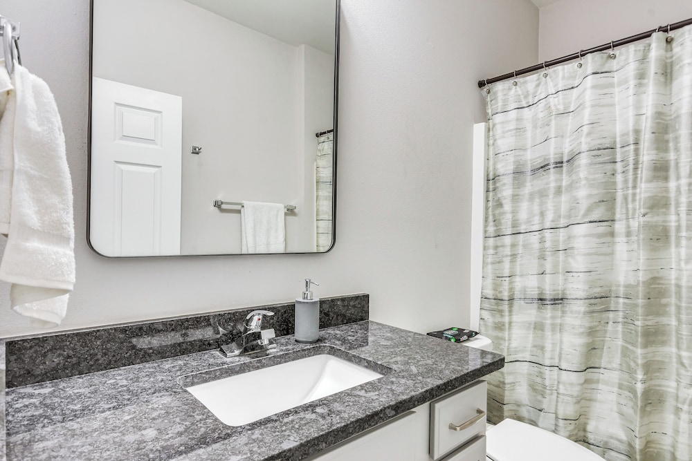Military-friendly Home Near Navarre Beach & Base!