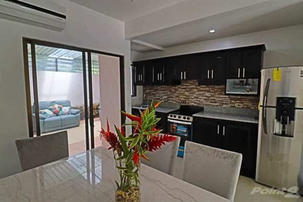 2-BD Unit with Pool, 2 Blocks from Beach